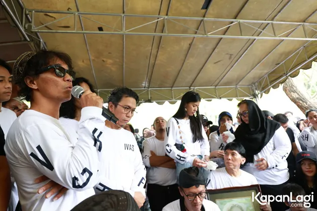 Kaka Slank di Pemakaman Bunda Iffet 