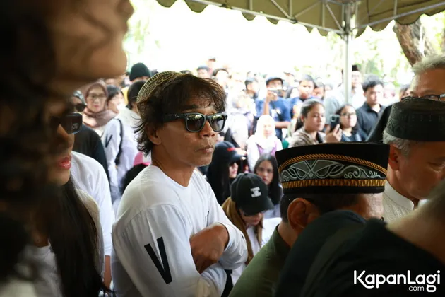 Kaka Slank di Pemakaman Bunda Iffet 