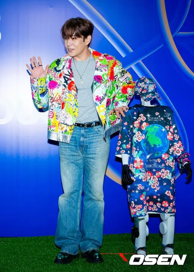 Kangin Berpose dengan Manekin