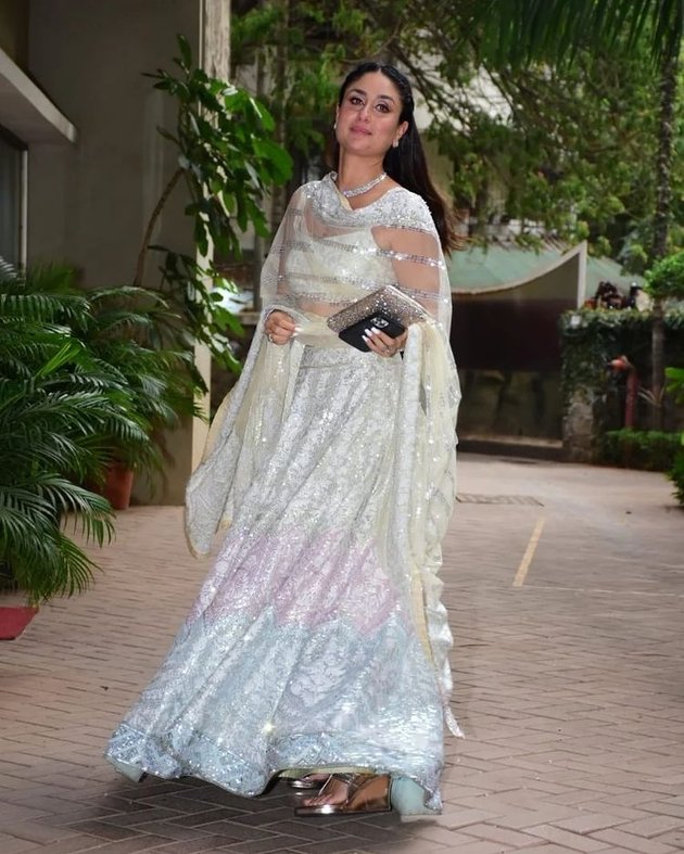 Kareena Kapoor terlihat memesona dengan lehenga putih yang ia kenakan hari ini.