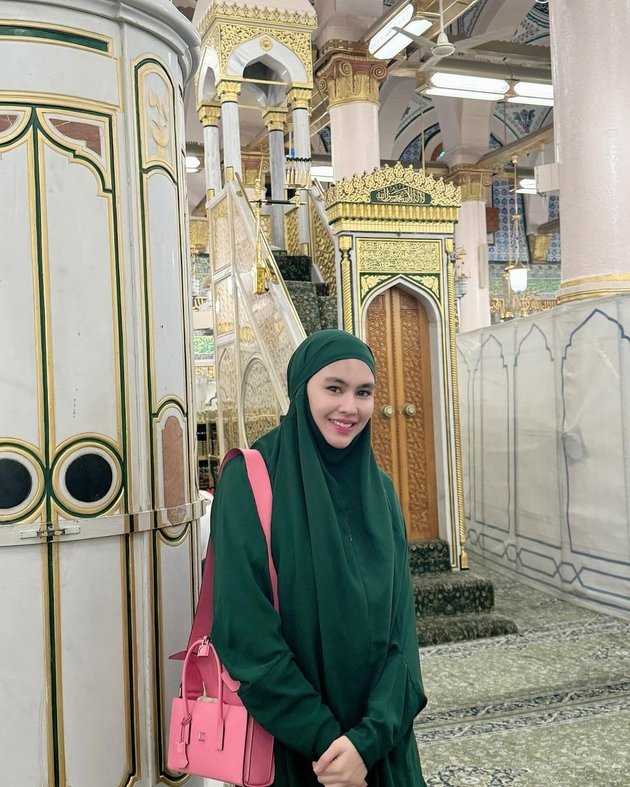 Portrait of Kartika Putri Resuming Hajj Worship, Departing Together with Husband