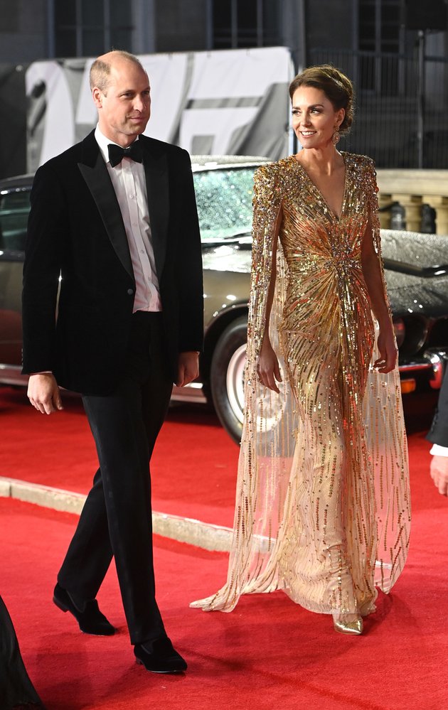 Pangeran William dan sang istri, Kate Middleton, berjalan berdampingan di red carpet premier NO TIME TO DIE. Kehadiran mereka pun segera menarik perhatian fotografer.