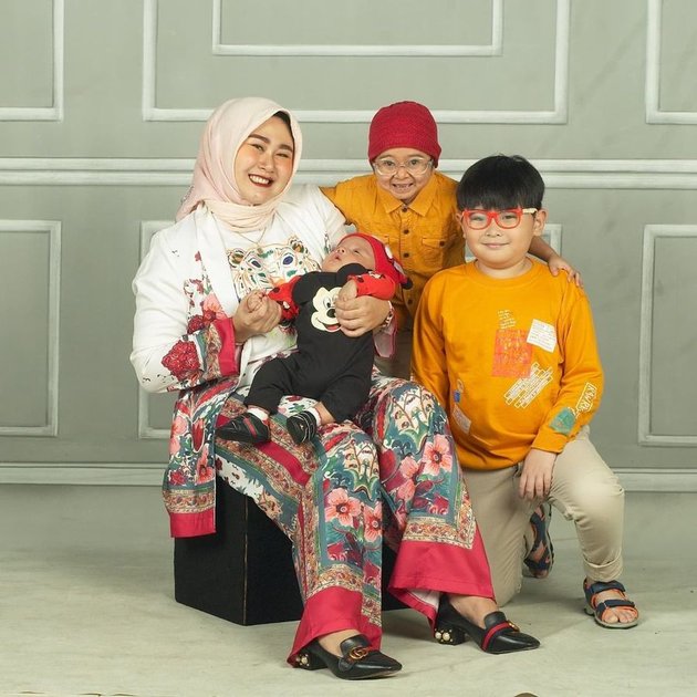 Portrait of Daus Mini's Happiness with His Wife and Two Children, Becoming a Harmonious Family - Baby Al is Cute and Adorable