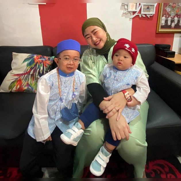 Portrait of Daus Mini's Happiness with His Wife and Two Children, Becoming a Harmonious Family - Baby Al is Cute and Adorable