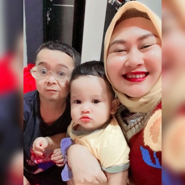 Portrait of Daus Mini's Happiness with His Wife and Two Children, Becoming a Harmonious Family - Baby Al is Cute and Adorable