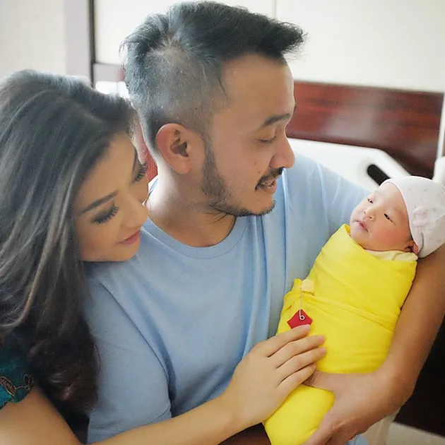 POTRET KEBAHAGIAAN RUBEN ONSU - SARWENDAH ATAS KELAHIRAN POTRET KEBAHAGIAAN RUBEN ONSU - SARWENDAH ATAS KELAHIRAN