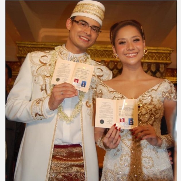 Portrait of BCL and Ashraf Sinclair's Wedding Kebaya that was Once Lost, the Promise of Lifelong Loyalty Until Death Do Us Part Becomes Real