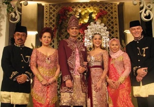 Portrait of BCL and Ashraf Sinclair's Wedding Kebaya that was Once Lost, the Promise of Lifelong Loyalty Until Death Do Us Part Becomes Real