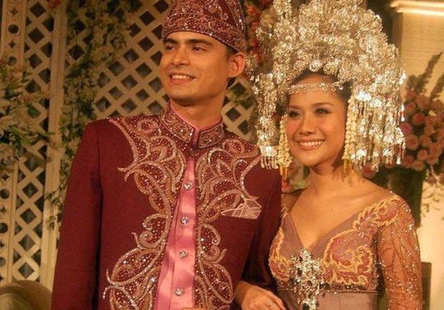 Portrait of BCL and Ashraf Sinclair's Wedding Kebaya that was Once Lost, the Promise of Lifelong Loyalty Until Death Do Us Part Becomes Real