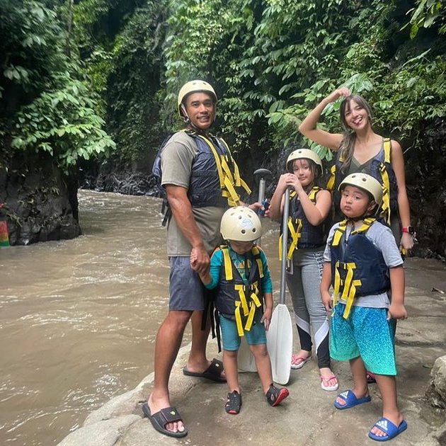 Moments of Togetherness of Nia Ramadhani and Ardi Bakrie with Their Children, Celebrating Mikhayla's Birthday - Arung Jeram
