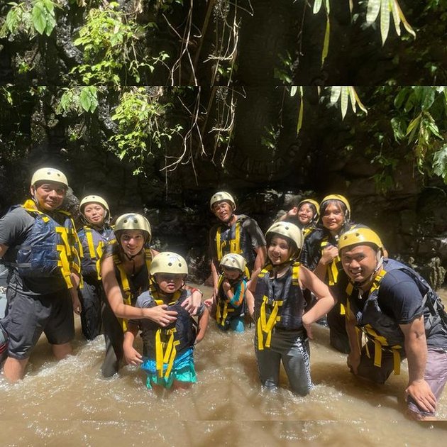 Moments of Togetherness of Nia Ramadhani and Ardi Bakrie with Their Children, Celebrating Mikhayla's Birthday - Arung Jeram