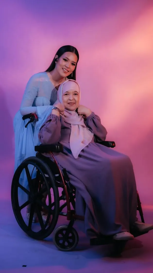 ibu Raisa Duduk di Kursi Roda