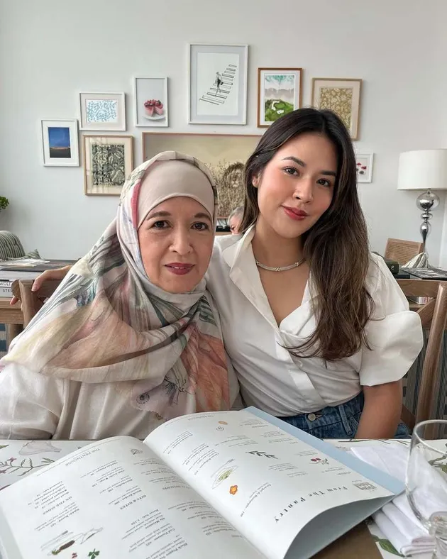 Raisa Duduk Bersama Ibu