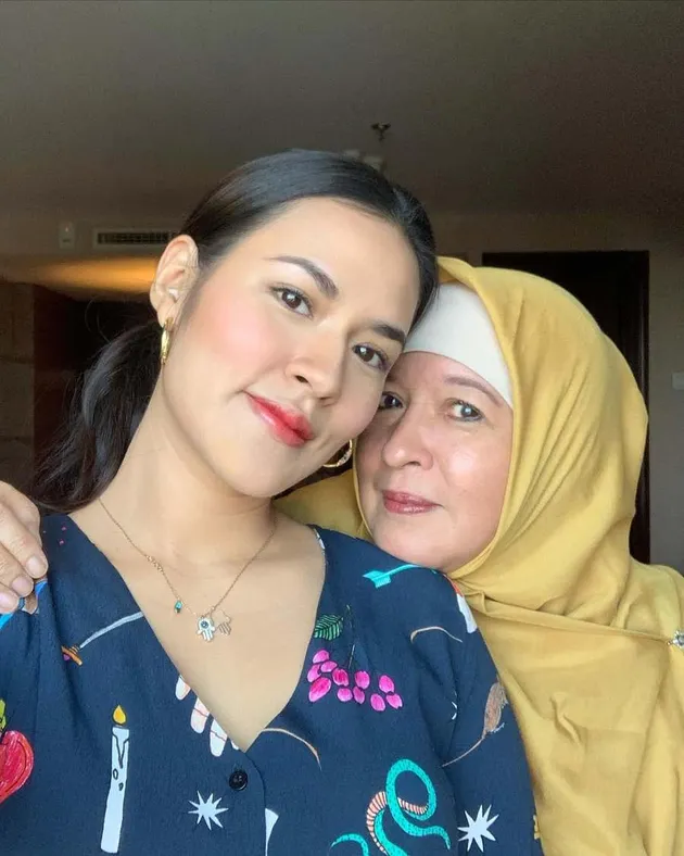 Raisa Selfie Bareng Ibu