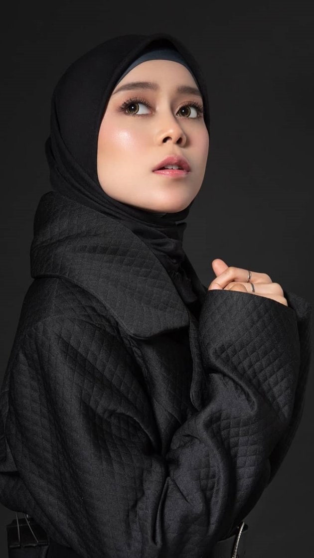 Stunning Portraits of Lesti in Hijab, Ranked Top 5 Most Beautiful Women in the World 2020