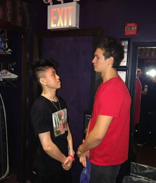 Tidak hanya dari kalangan musisi, aktor ganteng yang pernah membintangi THE FAULT IN OUR STAR, Ansel Elgort pun turut mengunggah foto bersama Brian di akun Instagramnya. Ia menuliskan caption,