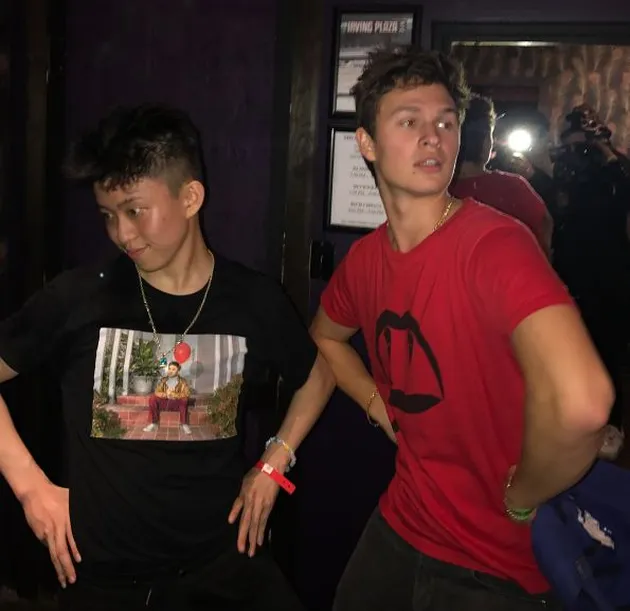 Pose Brian dengan wajah menyebalkan kemudian ditirukan oleh Ansel. Lihat saja, keduanya sudah seperti anak kembar ketemu gede, bukan?