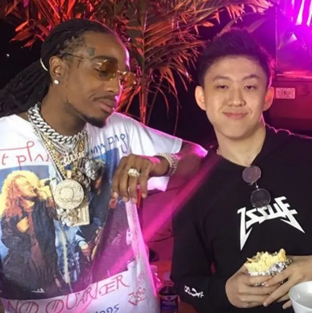 Di tengah mengisi jadwal turnya di Amerika Serikat bulan Mei lalu, rapper ini menyempatkan diri untuk bersosialisasi. Tidak tanggung-tanggung, ia pun berkesempatan untuk bertemu dengan Quavo, salah satu rapper dari grup Migos. Wow!