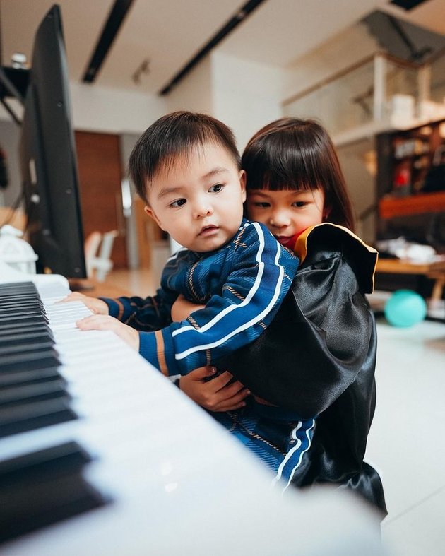 Portrait of the closeness of Nastusha and Dante, Chelsea Olivia's children - Glenn Alinskie, Affectionate and Mischievous