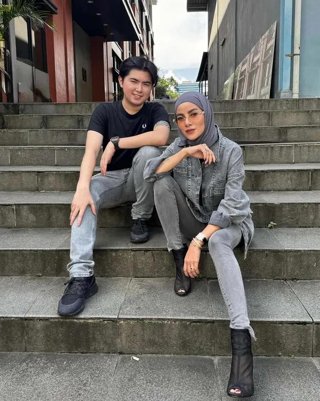 Potret Kedekatan Olla Ramlan dengan Anak-Anaknya