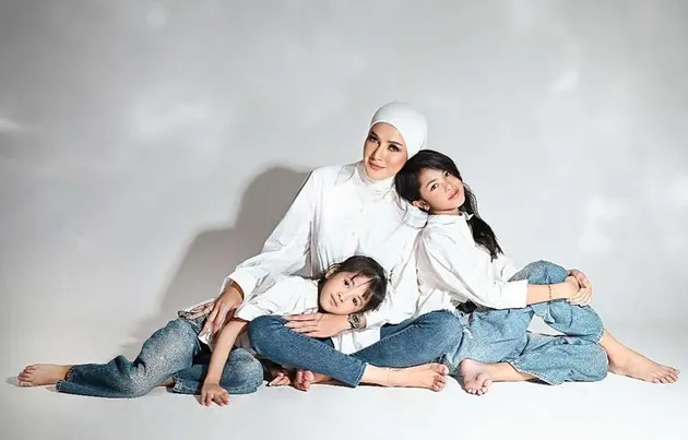 Potret Kedekatan Olla Ramlan dengan Anak-Anaknya