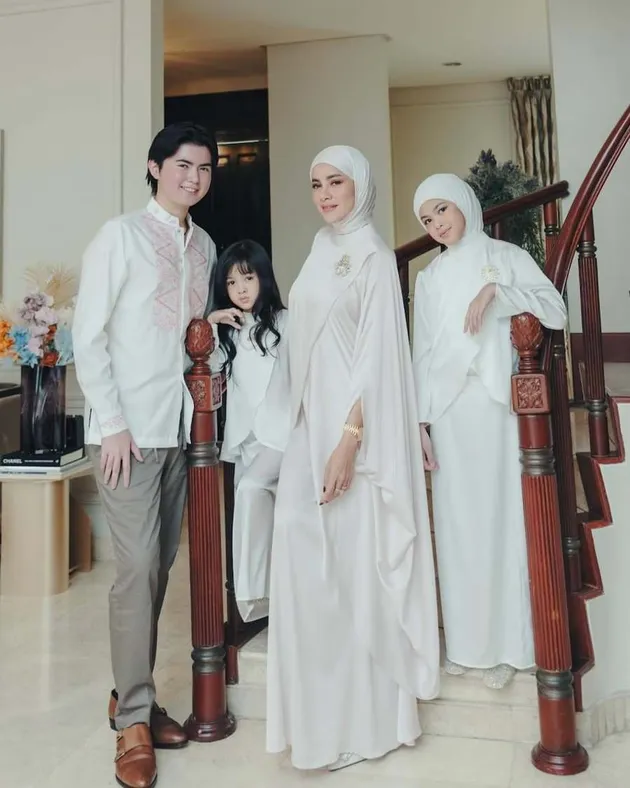 Potret Kedekatan Olla Ramlan dengan Anak-Anaknya