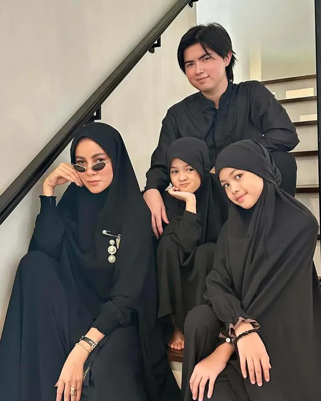 Potret Kedekatan Olla Ramlan dengan Anak-Anaknya