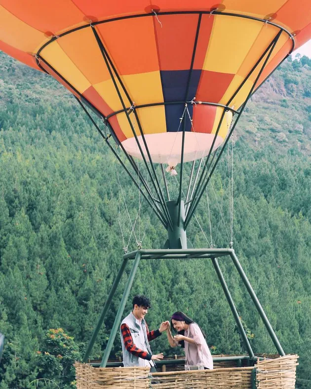 Prilly akhir-akhir ini sering pamer foto-foto kebersamaannya bersama Shawn Adrian, putra dari Andi Soraya. Dan ternyata mereka..