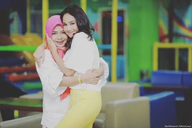 Syifa Hadju saat muda bareng ibunya