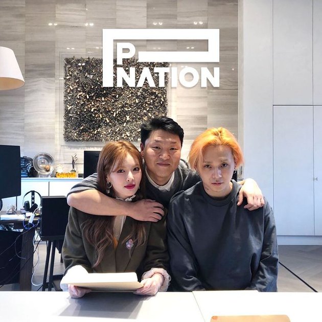 HyunA dan E Dawn sendiri diketahui menandatangani kontrak dengan P-Nation setelah keluar dari Cube Entertainment karena skandal kencan yang mereka lakukan.