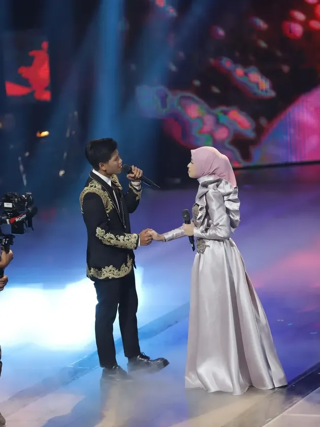 Valen dan Mila DA7 tampil romantis.