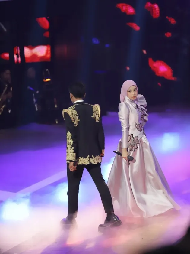 Valen dan Mila DA7 bawakan lagu Taaruf.