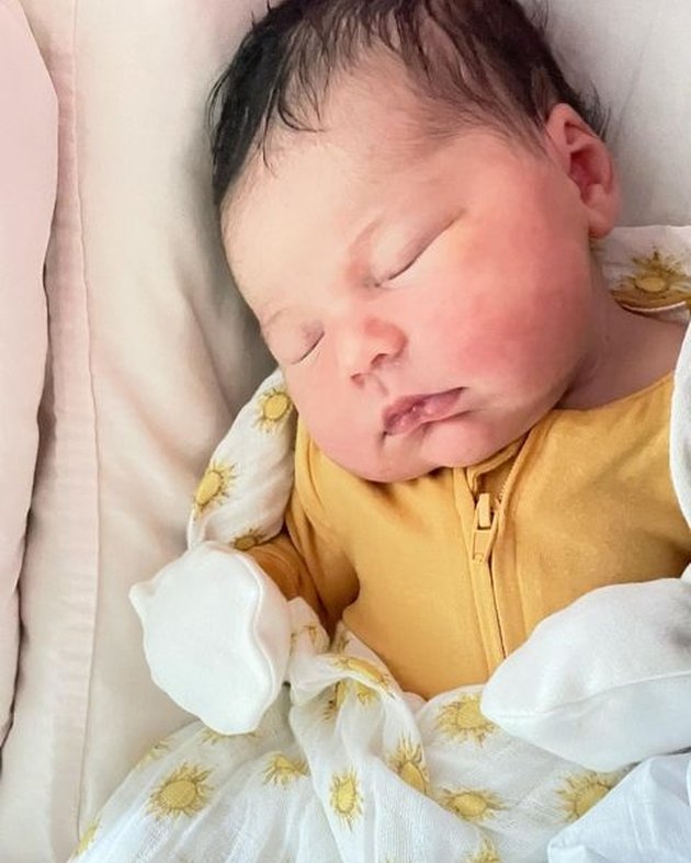 Portrait of Mayky Wongkar's First Child with Former Husband Ria Irawan, a Beautiful Baby Girl