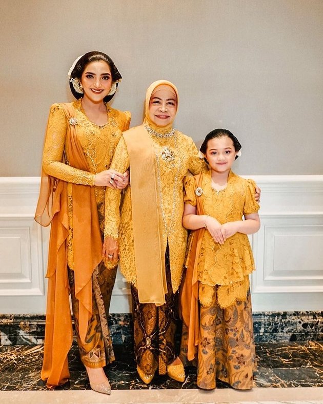 Portrait of Anang's Family at Ameena's Tedak Siten, Ashanty and Sarah Menzel Look Beautiful