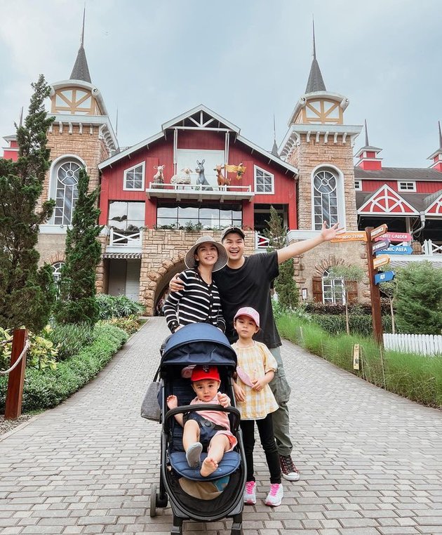 Portrait of the Happy Family of Glenn Alinskie and Chelsea Olivia with their Cute and Adorable Children