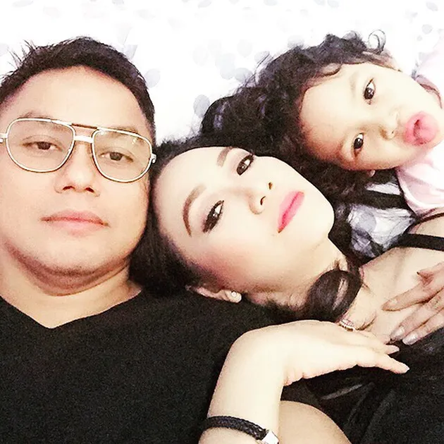 Rheina Ipeh dan Keluarga