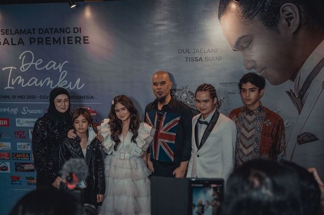 Keluarga Ahmad Dhani datang memberi dukungan buat film Dul. Dhani didampingi Al, Mulan, dan Safeea.