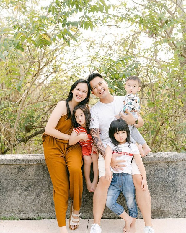 Portrait of Good Looking Eza Gionino's Family with Indian Blood, His Wife Looks Like a Teenager Even Though She Already Has 3 Children