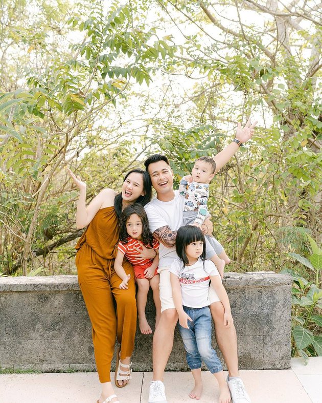 Portrait of Good Looking Eza Gionino's Family with Indian Blood, His Wife Looks Like a Teenager Even Though She Already Has 3 Children