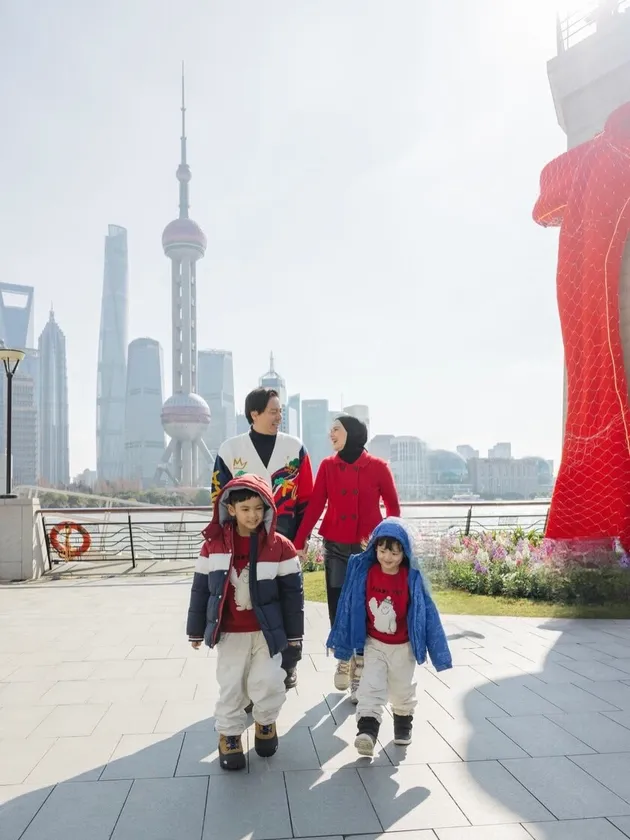 Momen Photoshoot Keluarga Roger Danuarta dan Cut Meyriska di Shanghai