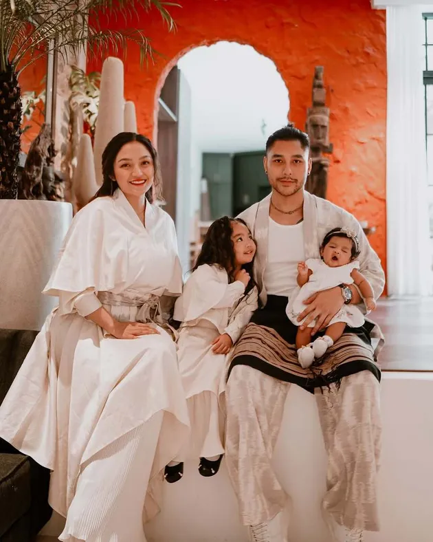 Potret Keluarga Siti Badriah Bareng Krisjiana dan 2 Anak