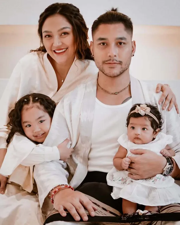 Potret Keluarga Siti Badriah Bareng Krisjiana dan 2 Anak