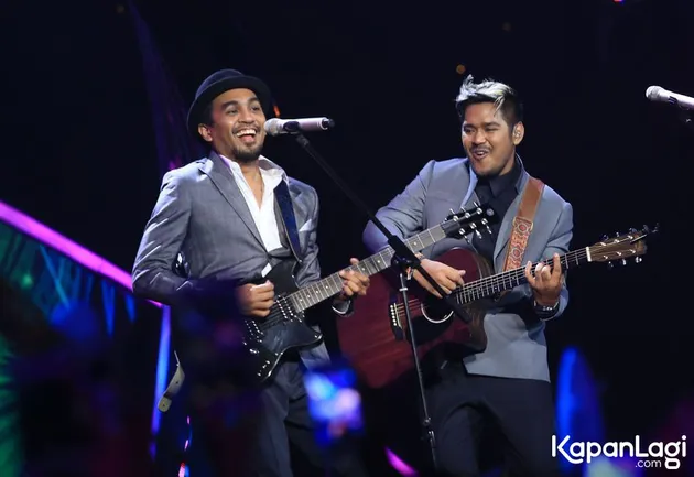 Sementara itu, Abdul menyanyikan lagu 'Kasih Putih' dan 'Hikayat Cinta' yang di-medley jadi 1.
