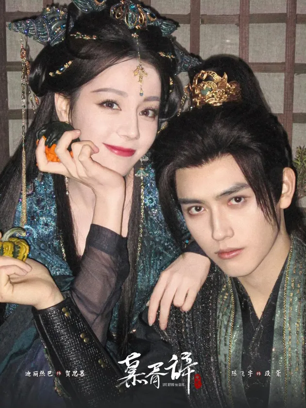Dilraba Dilmurat dan Arthur Chen foto bareng di tengah syuting