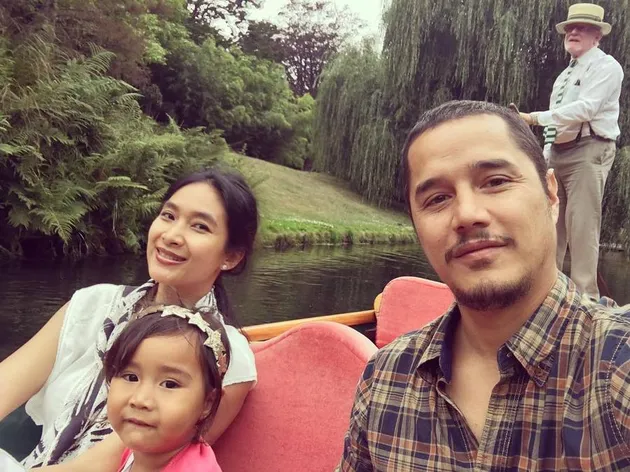 Happy Salma dan Suami