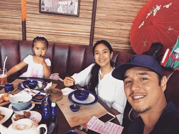 Happy Salma dan Suami