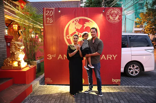 Happy Salma dan Suami