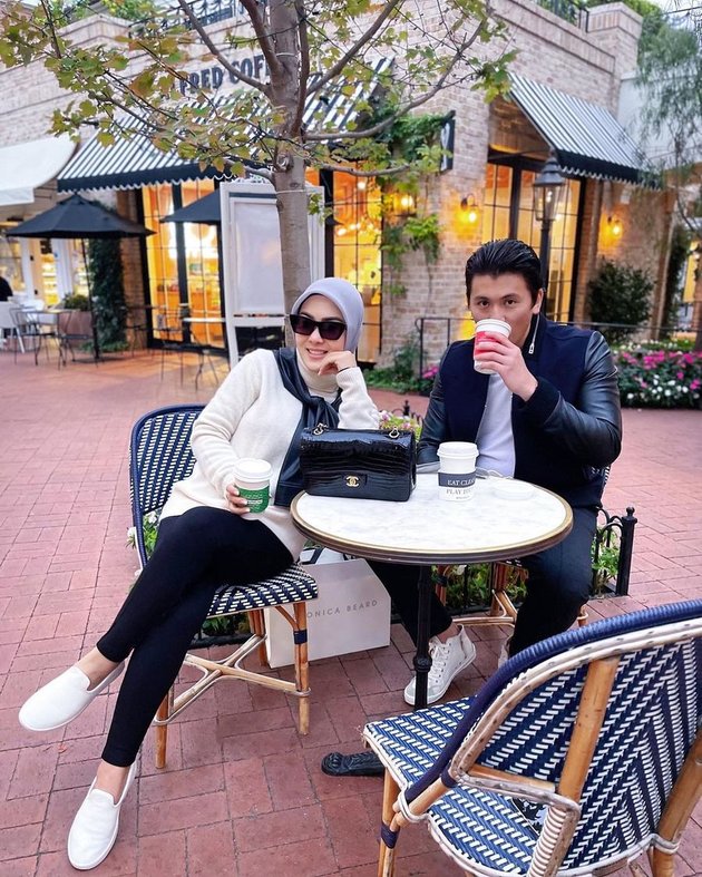 Syahrini tengah menikmati minum kopi bersama Reino Barack di sebuah kedai kopi di kota Los Angeles. 
