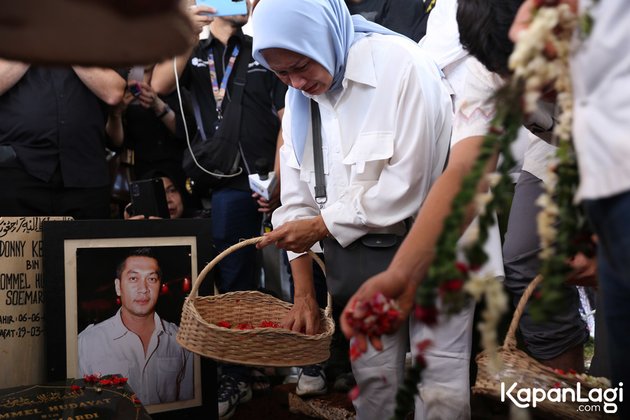 Portraits of Sadness of Children & Ex-Wife at Donny Kesuma's Funeral: Please Open the Door of Forgiveness if There Are Mistakes