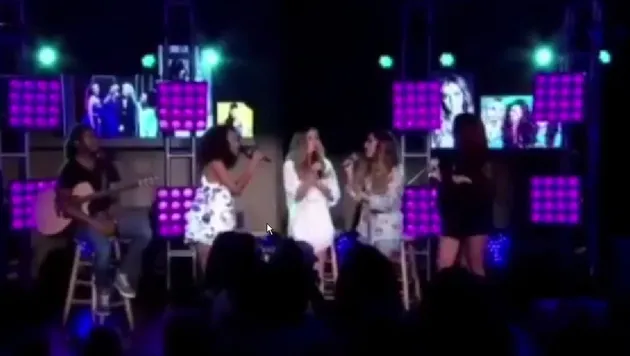 Little Mix manggung dalam salah satu acara di New York. Mereka enjoy membawakan beberapa lagu.